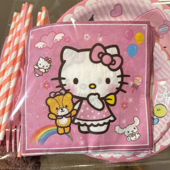 Hello Kitty 47 Piece Pink and White Party Tableware Set - Picture 4 of 13